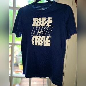 Nike Boys' Navy Graphic TeeSize: Youth Large (L / 6 / 147–158 cm)